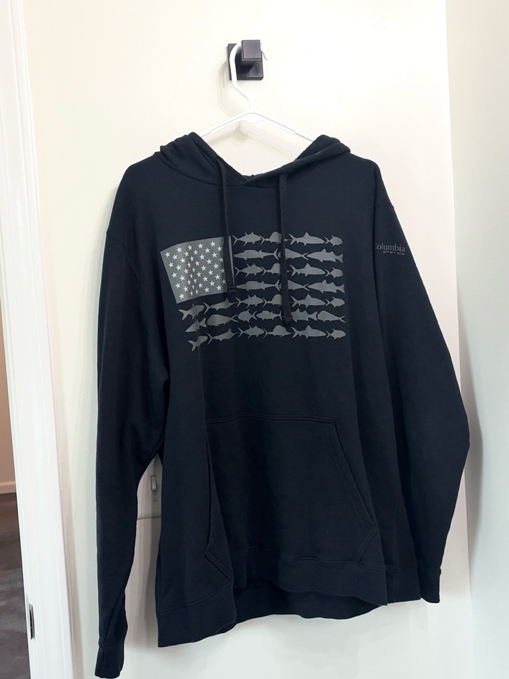 MENS Columbia Black Hooded Pullover with Fish Flag Graphic